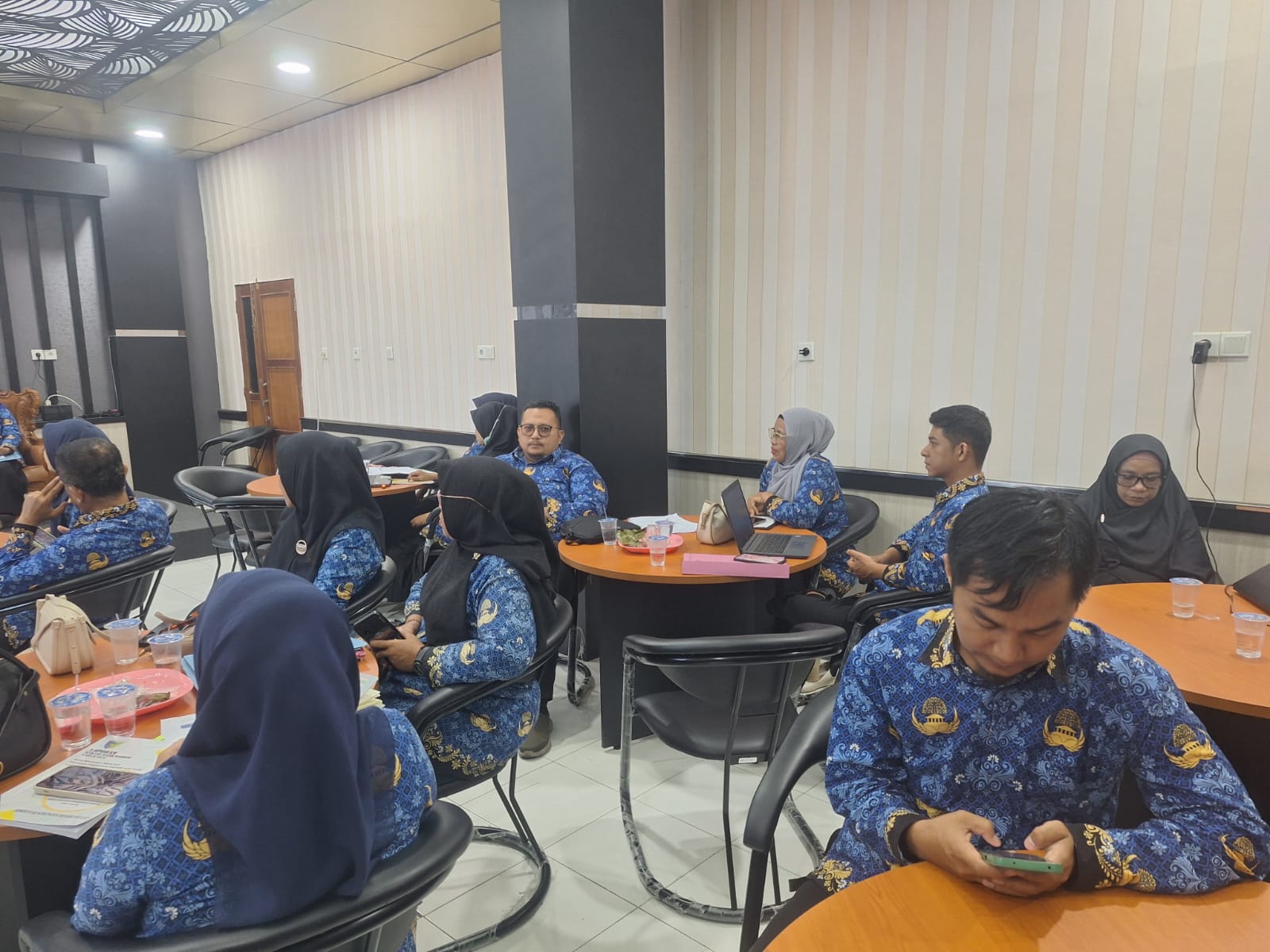 Melaporkan Kegiatan Sekretariat Bagian Umum Menghadiri Rapat di Ruang DPKAAD hari ini Rapat Penyusun