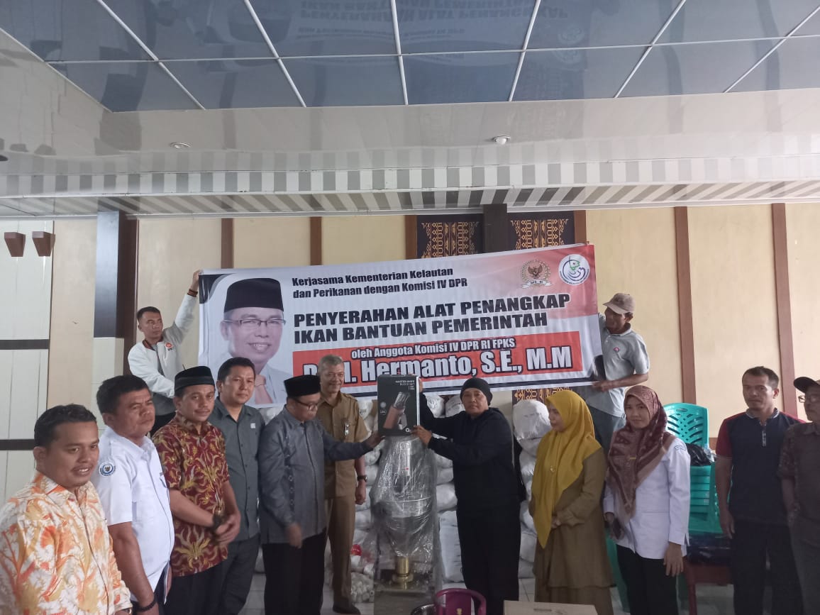 PENYERAHAN BANTUAN ALAT PENGOLAHAN BAKSO DARI KKP RI DANA POKIR BAPAK Dr. HERMANTO, SE, M.Si
