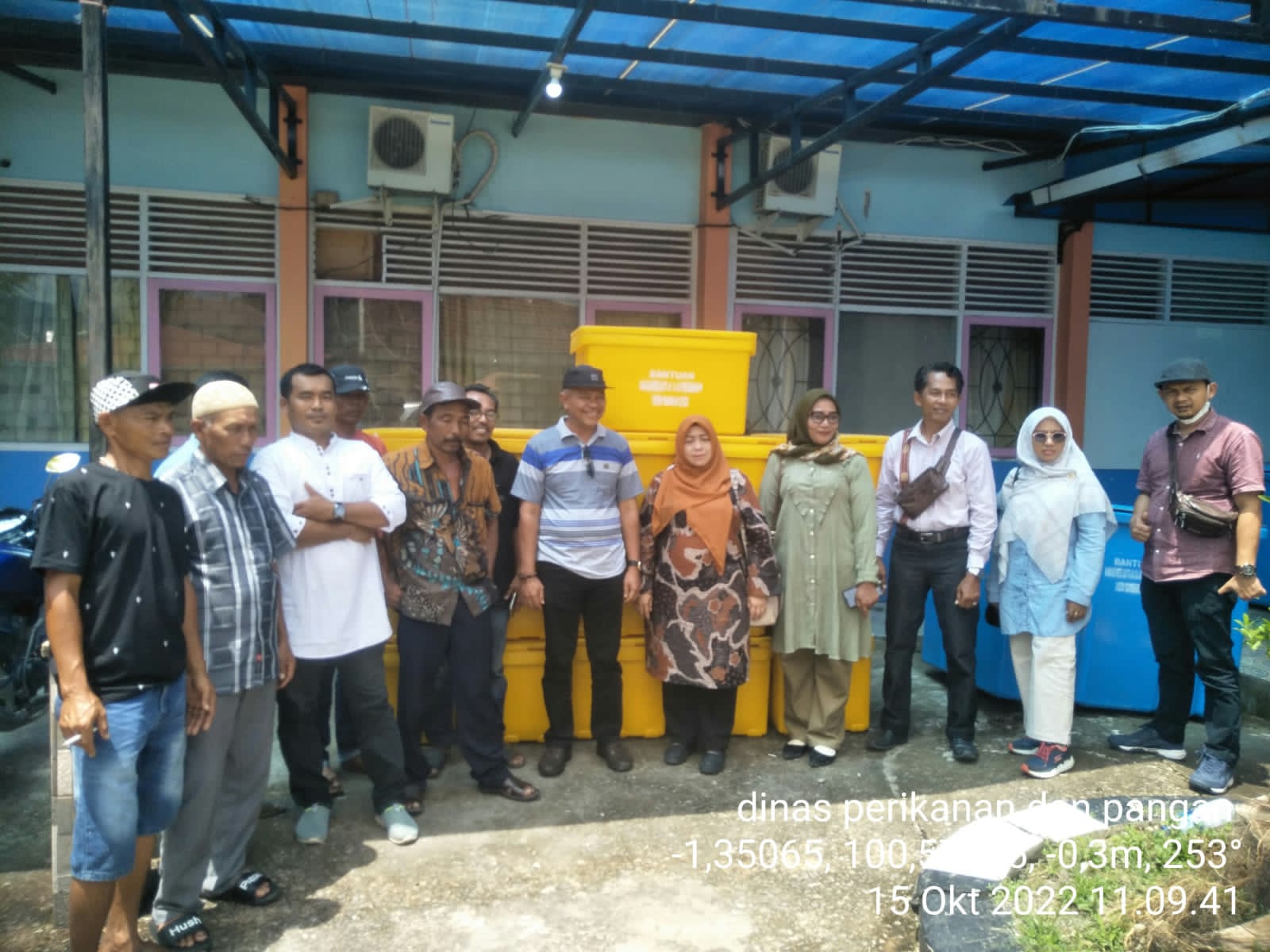 DINAS PERIKANAN DAN PANGAN KAB.PESSEL SERAHKAN BANTUAN FISHBOX KE KELOMPOK PENGOLAHAN DAN PEMASARAN.