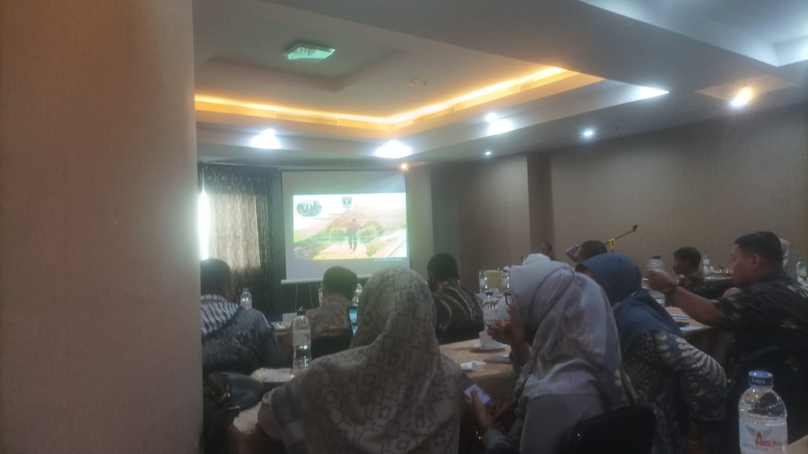 MENGIKUTI PELATIHAN KELEMBAGAAN LUMBUNG PANGAN MASYARAKAT DESA TAHUN 2022 DI ROCKY HOTEL PADANG