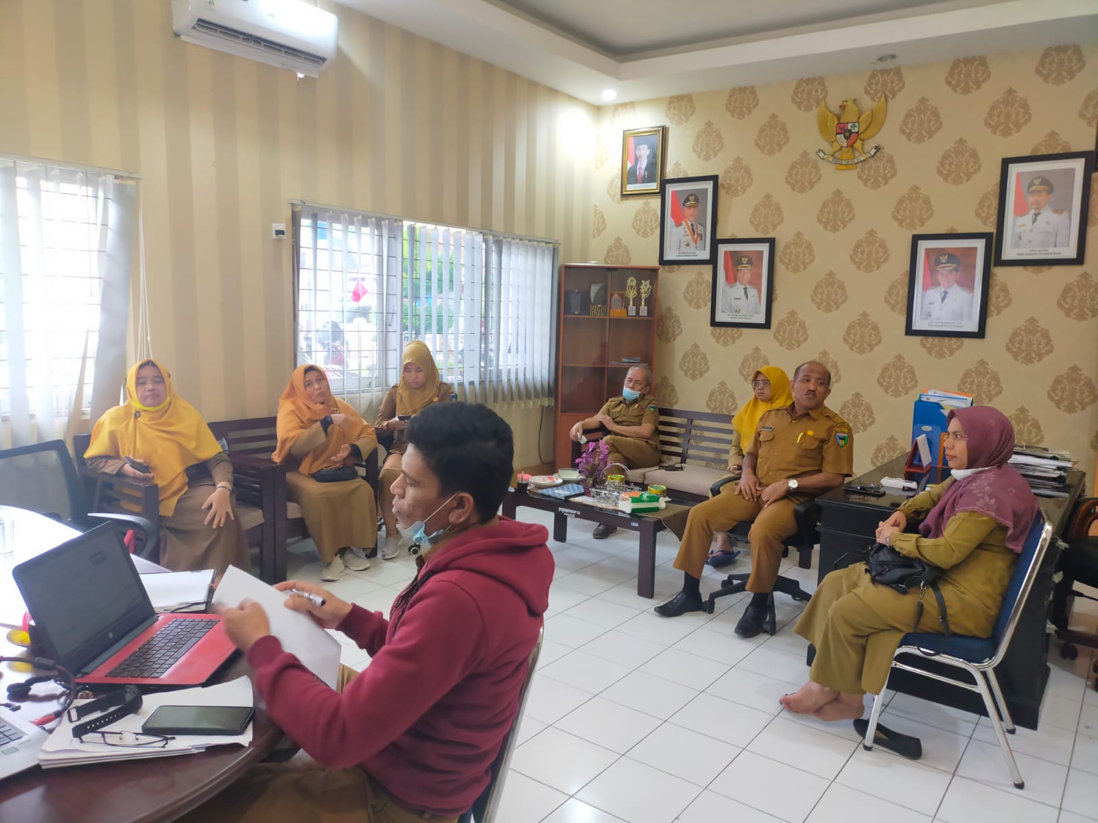 MELAKSANAKAN PEMBAHASAN KUISIONER SATU DATA UNTUK NAGARI DI DINAS KOMINFO KAB. PESISIR SELATAN