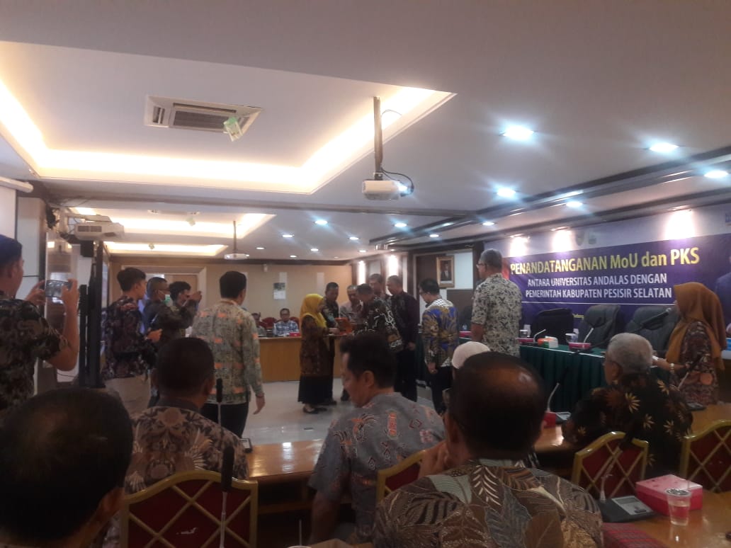 PENANDATANGAN MoU DAN PKS ANTARA UNIVERSITAS ANDALAS DENGAN KABUPATEN PESISIR SELATAN DI RUANG RAPAT