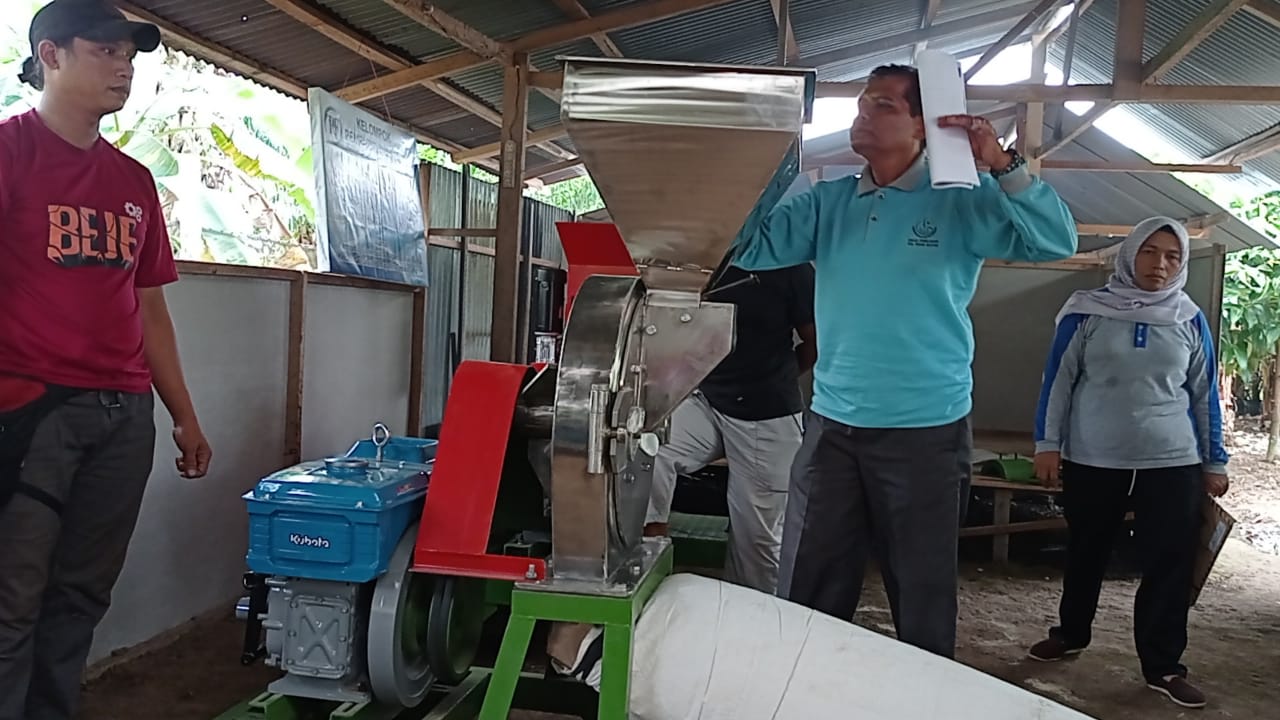 PENYERAHAN BANTUAN MESIN PEMBUAT PAKAN DI KEC. LINGGO SARI BAGANTI