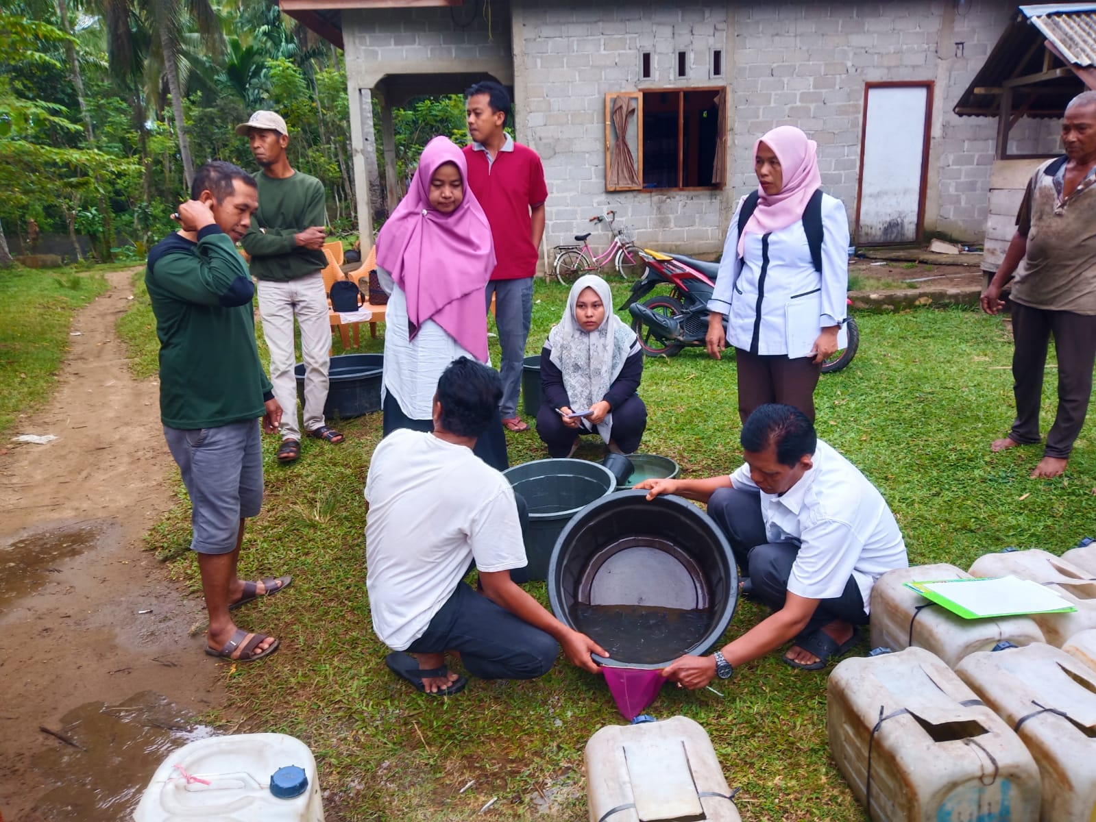 PENYERAHAN BANTUAN BENIH IKAN LELE DAN PAKAN IKAN DI KECAMATAN LENGAYANG