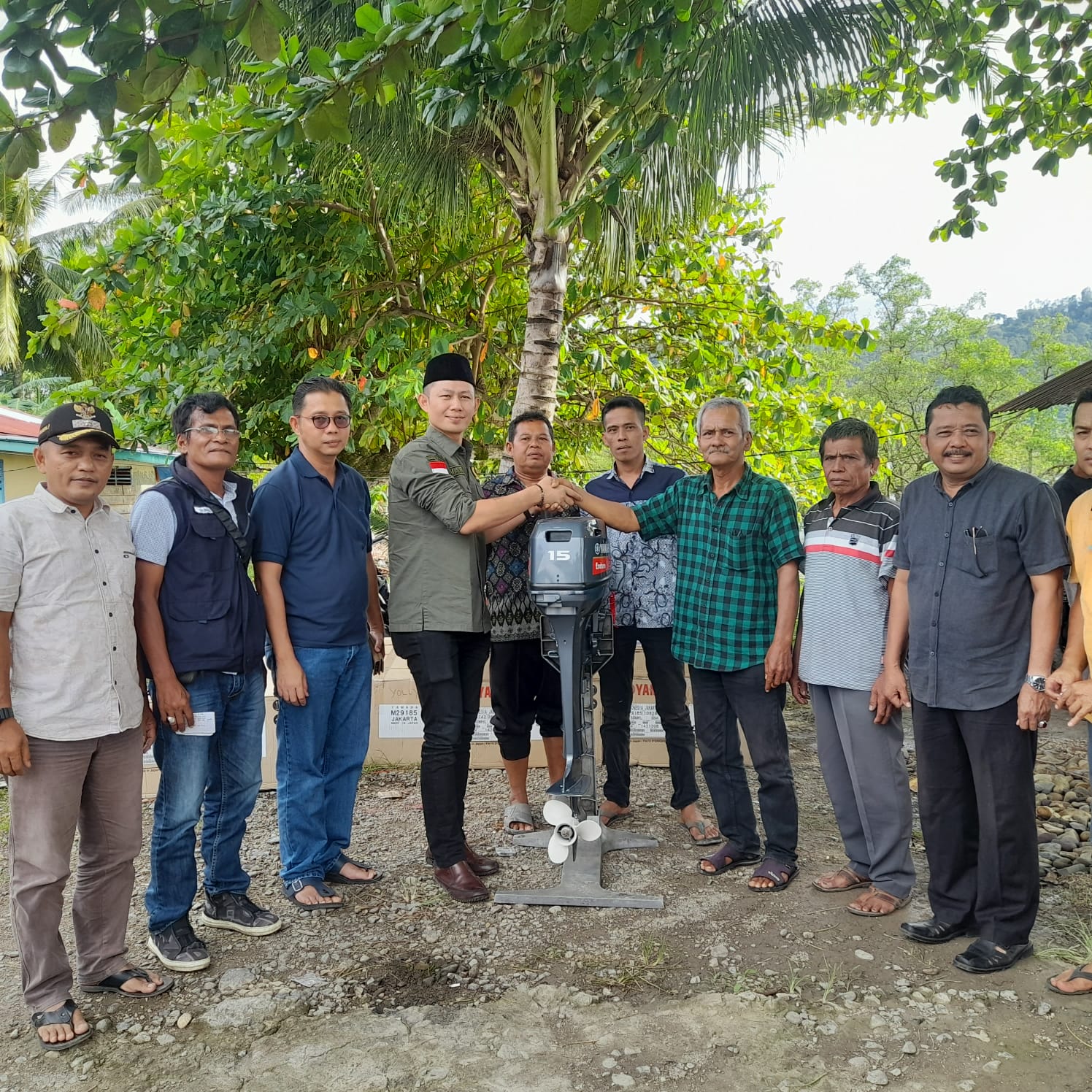 DINAS PERIKANAN  DAN PANGAN KAB. PESSEL SERAHKAN BANTUAN MESIN TEMPEL FOKIR ANGGOTA DPRD PROVINSI