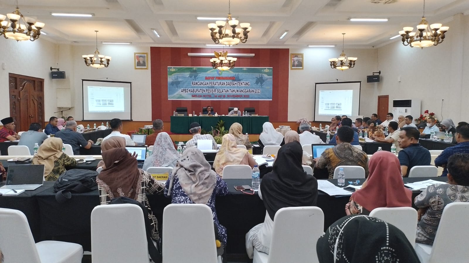 RAPAT PEMBAHASAN RANCANGAN PERATURAN DAERAH APBD KAB. PESISIR SELATAN TA 2023 DI PADANG