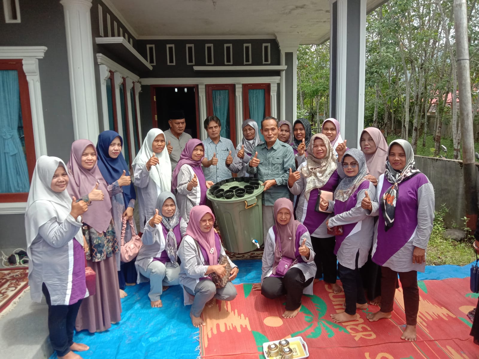 Penyerahan Bantuan Budikdamber  dari Dana POKIR Anggota Dewan Propinsi ke KWT di Kabupaten Pessel