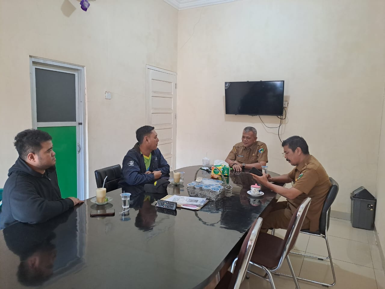 Monitoring dan Evaluasi kegiatan Penanaman Vegetasi Pantai di Kabupaten Pesisir Selatan dari Dirjen 